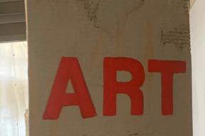 Bild zeigt ein Pappschild mit der Aufschrift "Art" in roten Buchstaben im Atelier von Frau Heinich.
