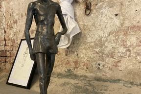 Bild zeigt eine Bronzeskulptur in der "Skulpturenwerkstatt" von Herrn Harms.